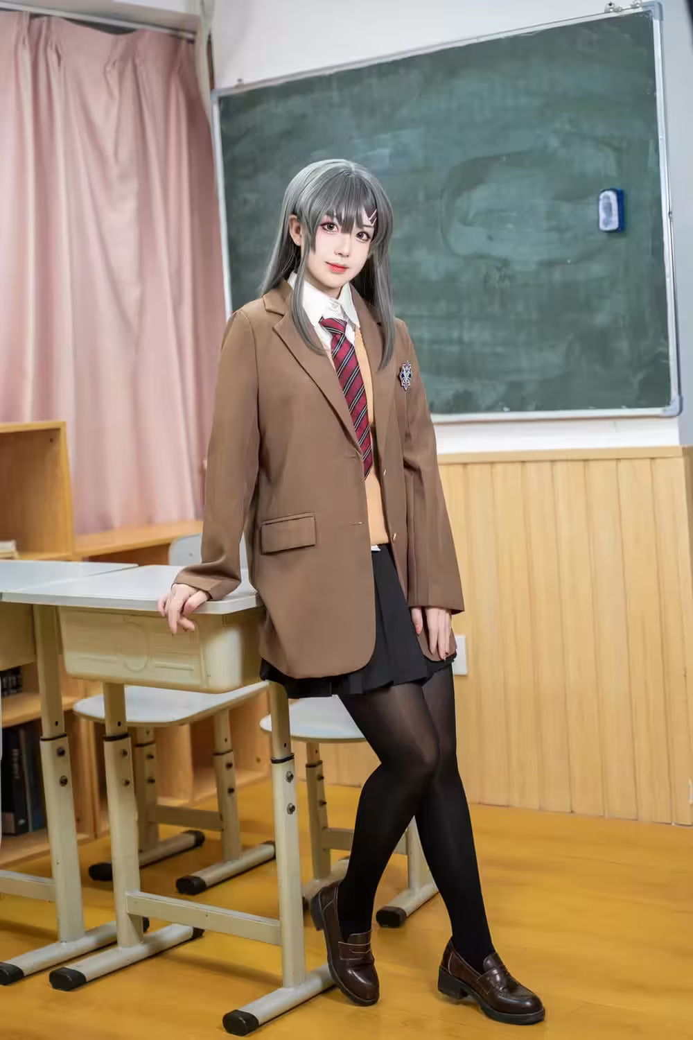 Cosplay Mai Sakurajima Tạo Dáng Trong Lớp Học