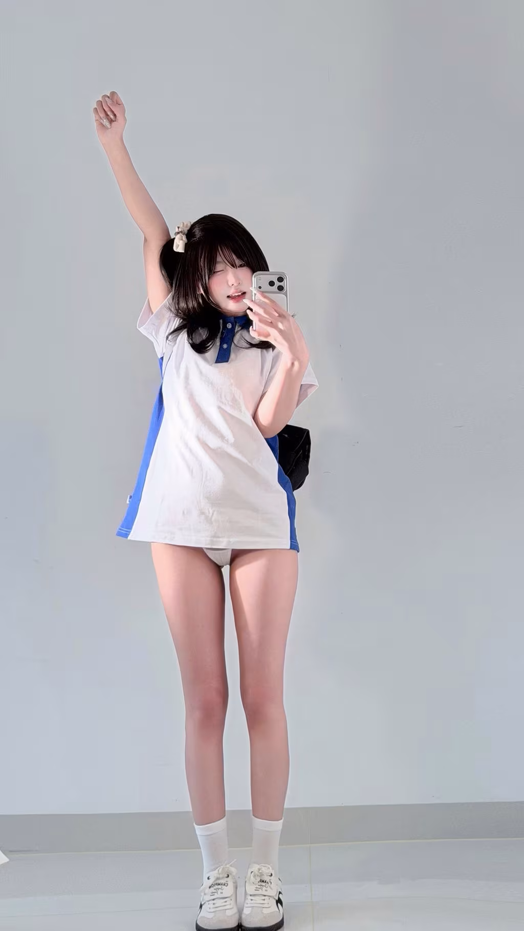 Nữ Sinh Viên Bị Dụ Dỗ Mặc Đồng Phục Trường Học Khoe Nude 
