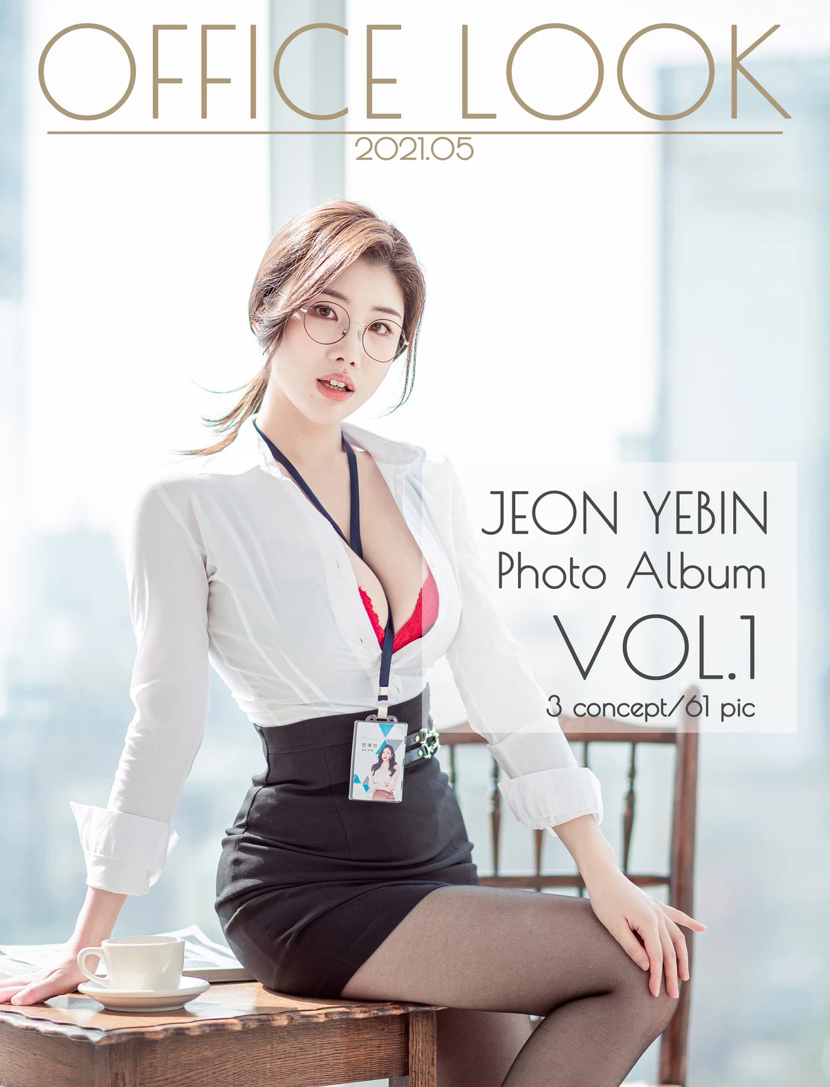 Người mẫu Jeon Yebin diện bộ trang phục thư ký show hàng