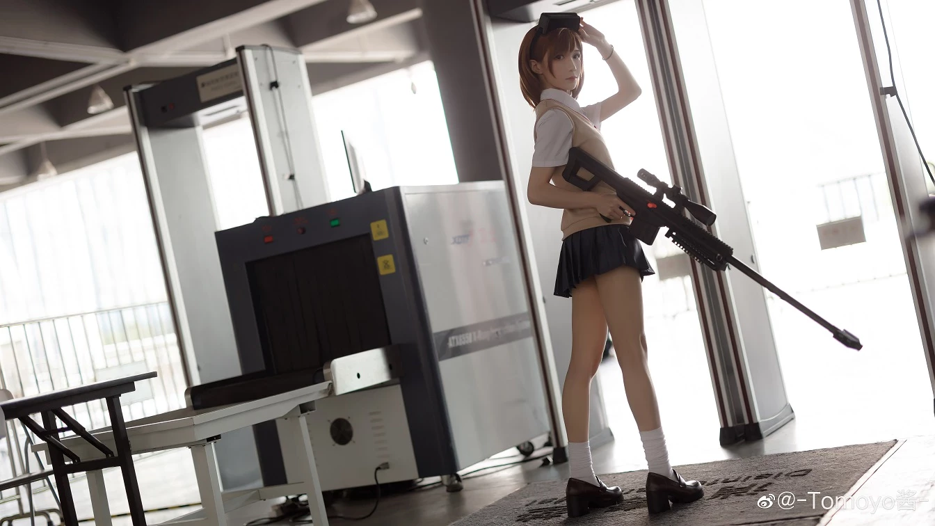 gái xinh cosplay Misaka Mikoto Cầm súng nhắm vào lòng anh